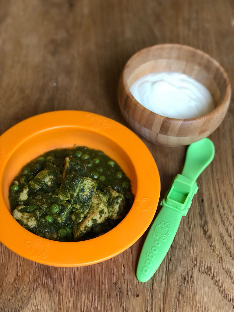 Tender chicken, spinach and pea curry